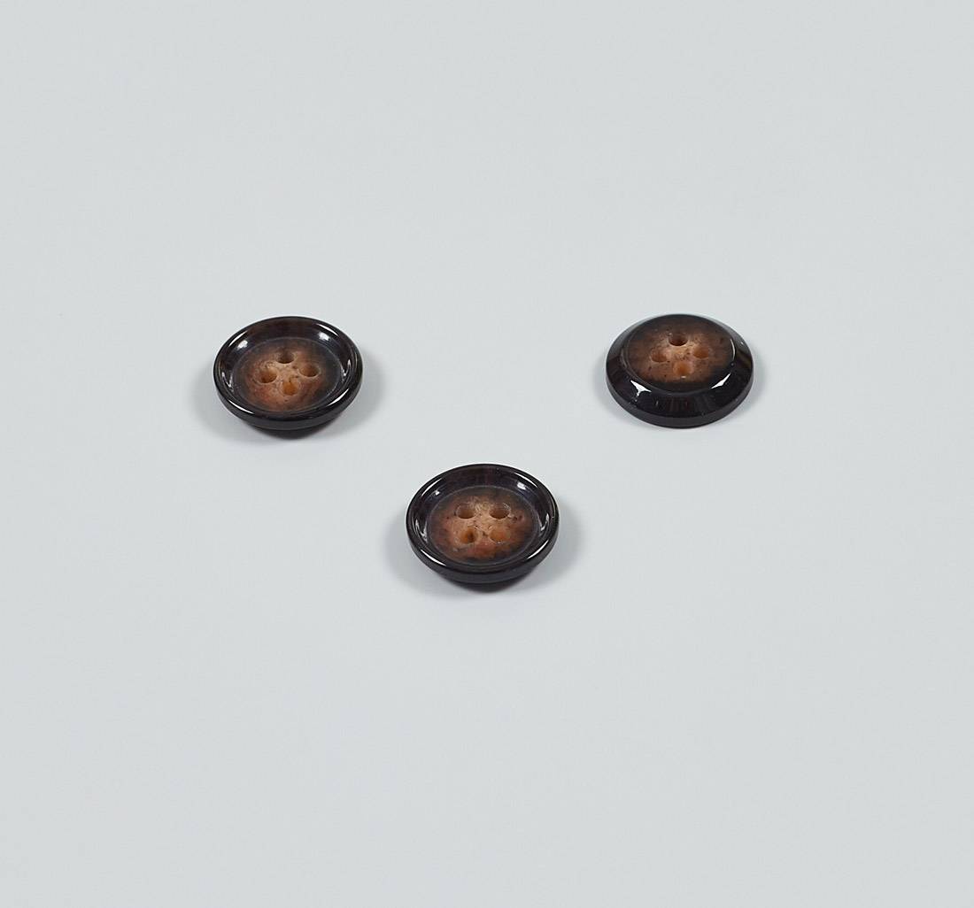 Пуговица из карбамидной смолы на 4 прокола, блестящая, имитация натурального рога. Цвет темно-коричневый в наличии