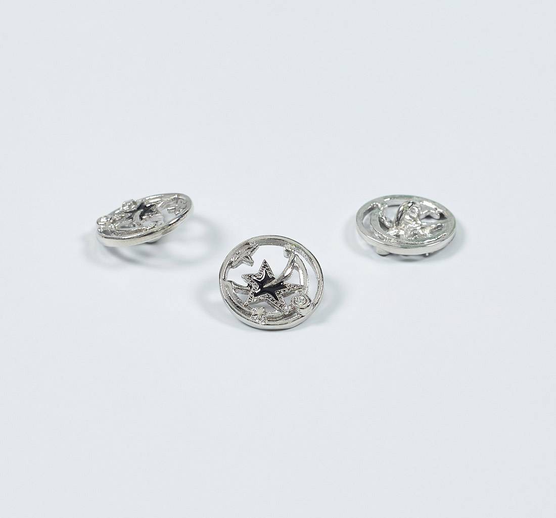 Пуговица из серебристого металла круглая ажурная на ножке со стразами Swarovski в наличии