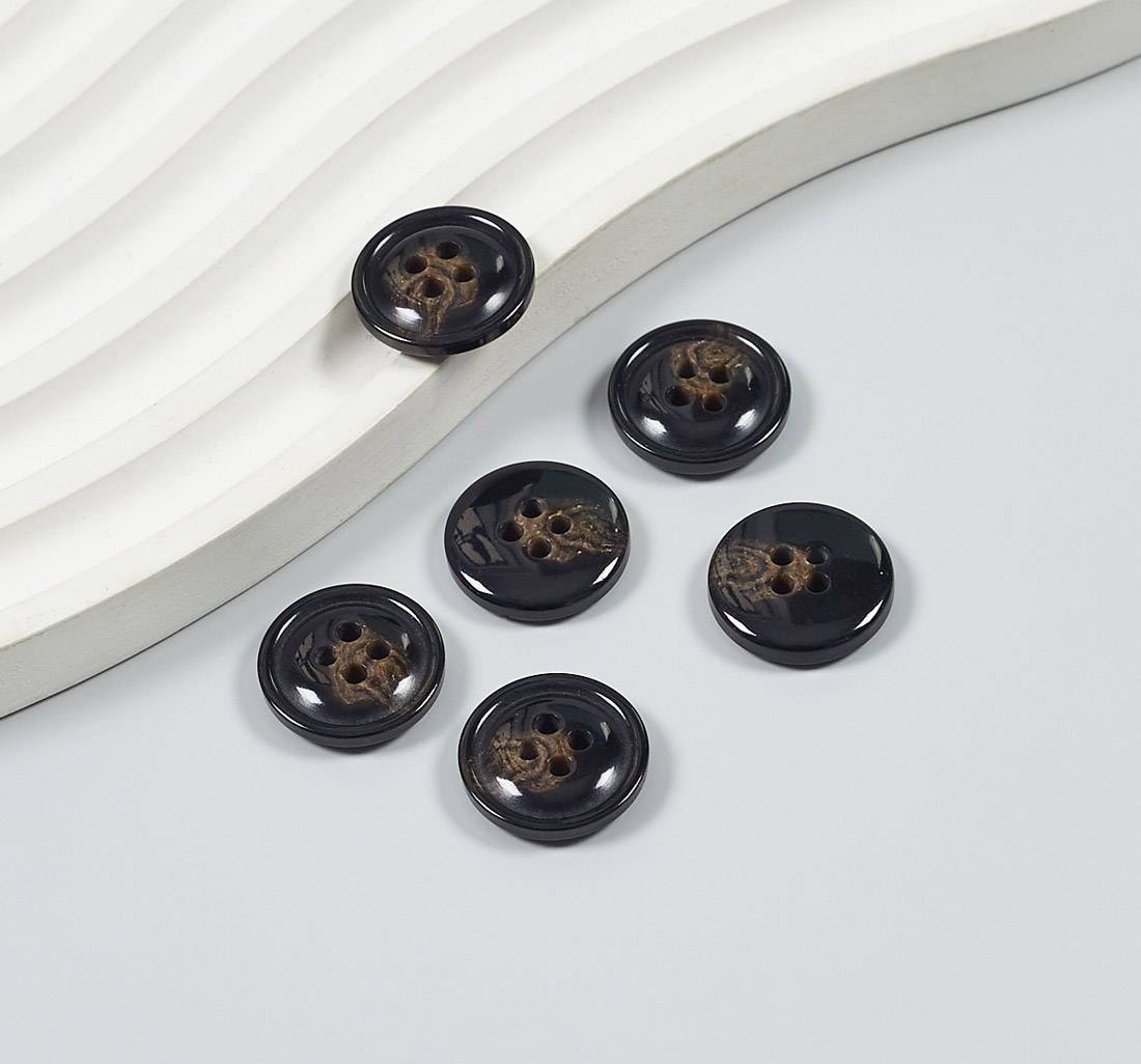 Пуговица из карбамидной смолы на 4 прокола, блестящая, имитация натурального рога. Цвет черно-коричневый в наличии
