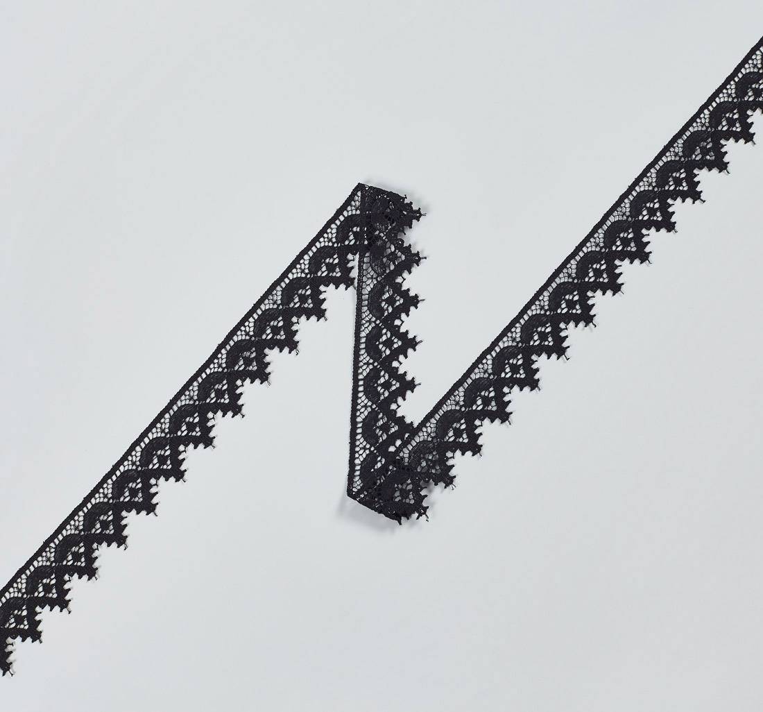Тесьма кружевная из хлопка. Зубчатый край. Цвет черный в наличии