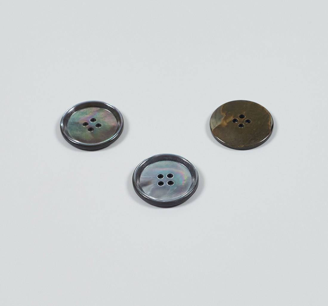 Пуговица перламутровая, блестящая на 4 прокола. Цвет темно-серый в наличии