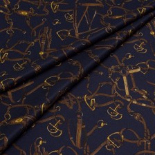 Твил «Bloomsbury» из хлопка и шелка. Принт в стиле Эрмес (Hermes) – элементы лошадиной сбруи на темно-синем фоне. в наличии