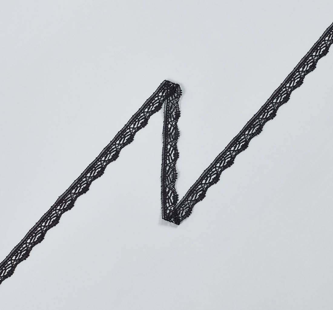 Тесьма кружевная из хлопка. Графичный узор. Фестоны по краю. Цвет черный в наличии
