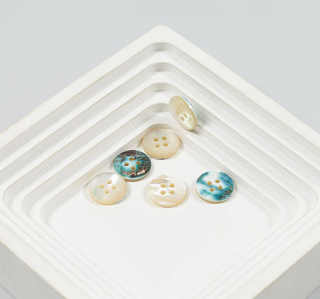 Пуговица перламутровая, на 4 прокола. Оттенок слоновой кости в наличии