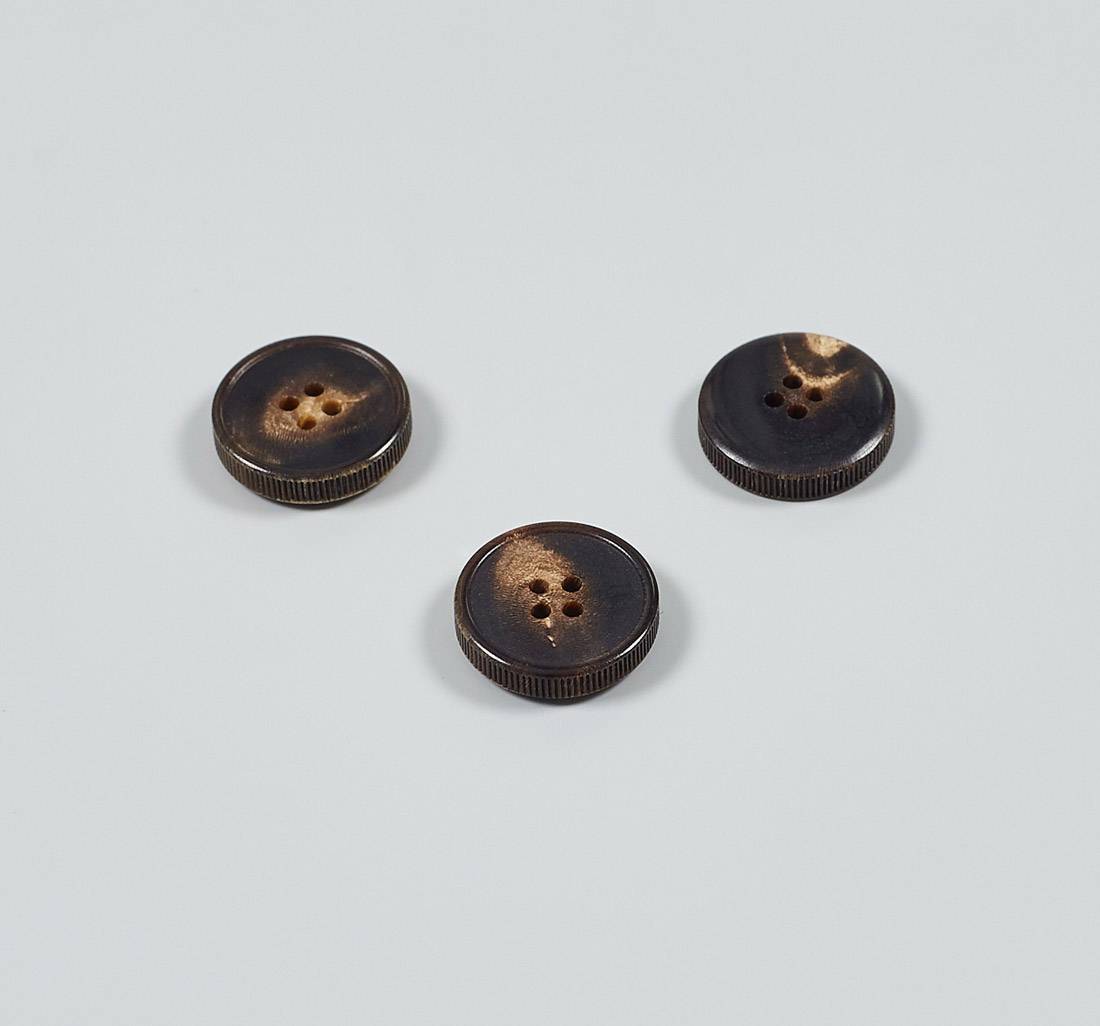 Пуговица на 4 прокола из натурального рога, блестящая, рифленый гурт. Цвет темно-коричневый в наличии