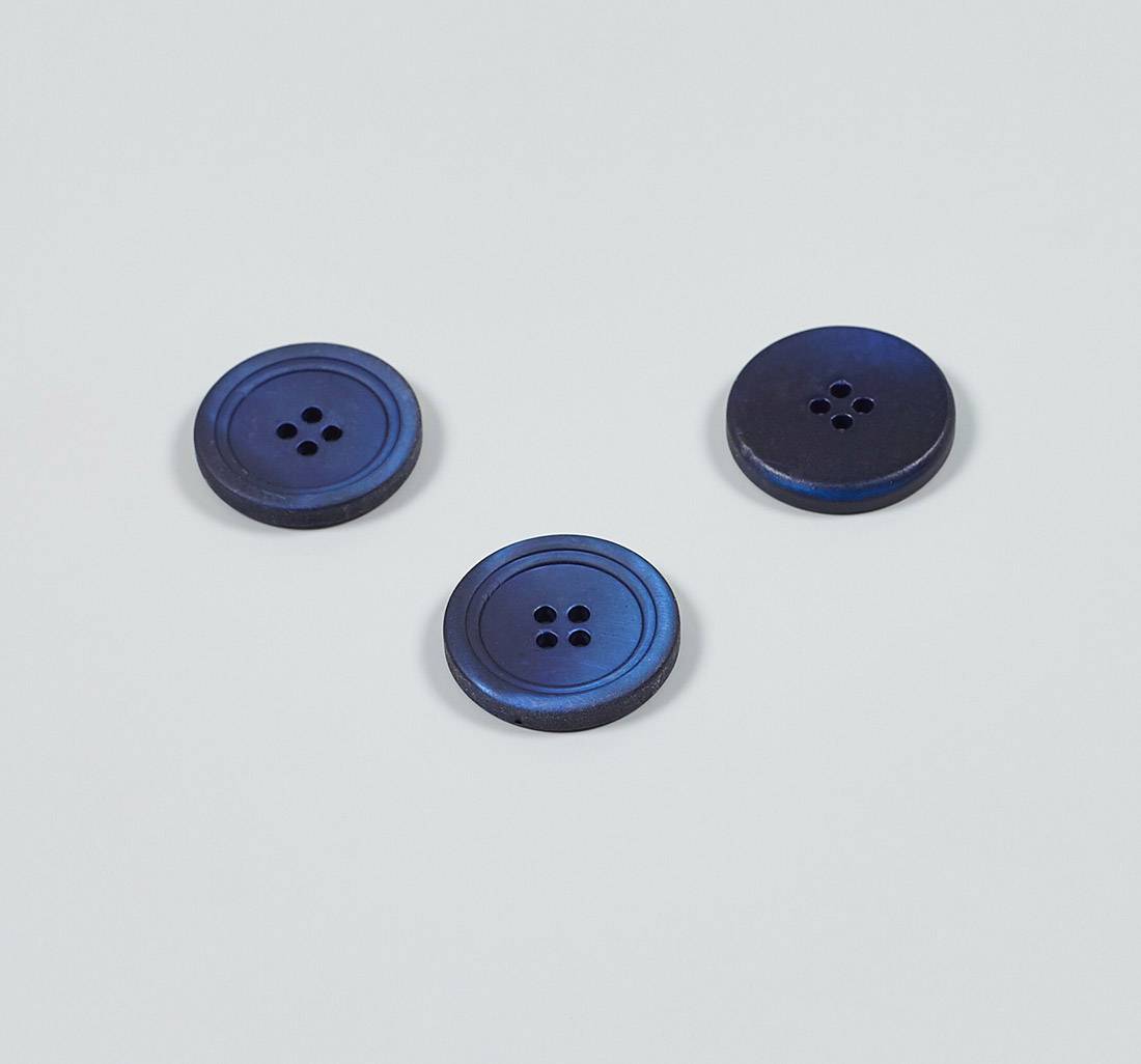 Пуговица перламутровая (трокас) на 4 прокола, матовая. Цвет темно-синий в наличии
