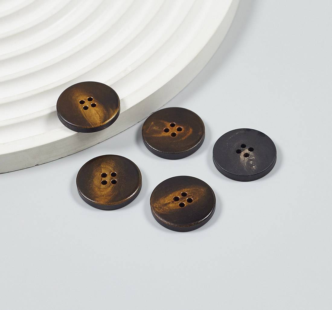 Пуговица на 4 прокола из натурального рога, глянцевая. Цвет коричневый в наличии
