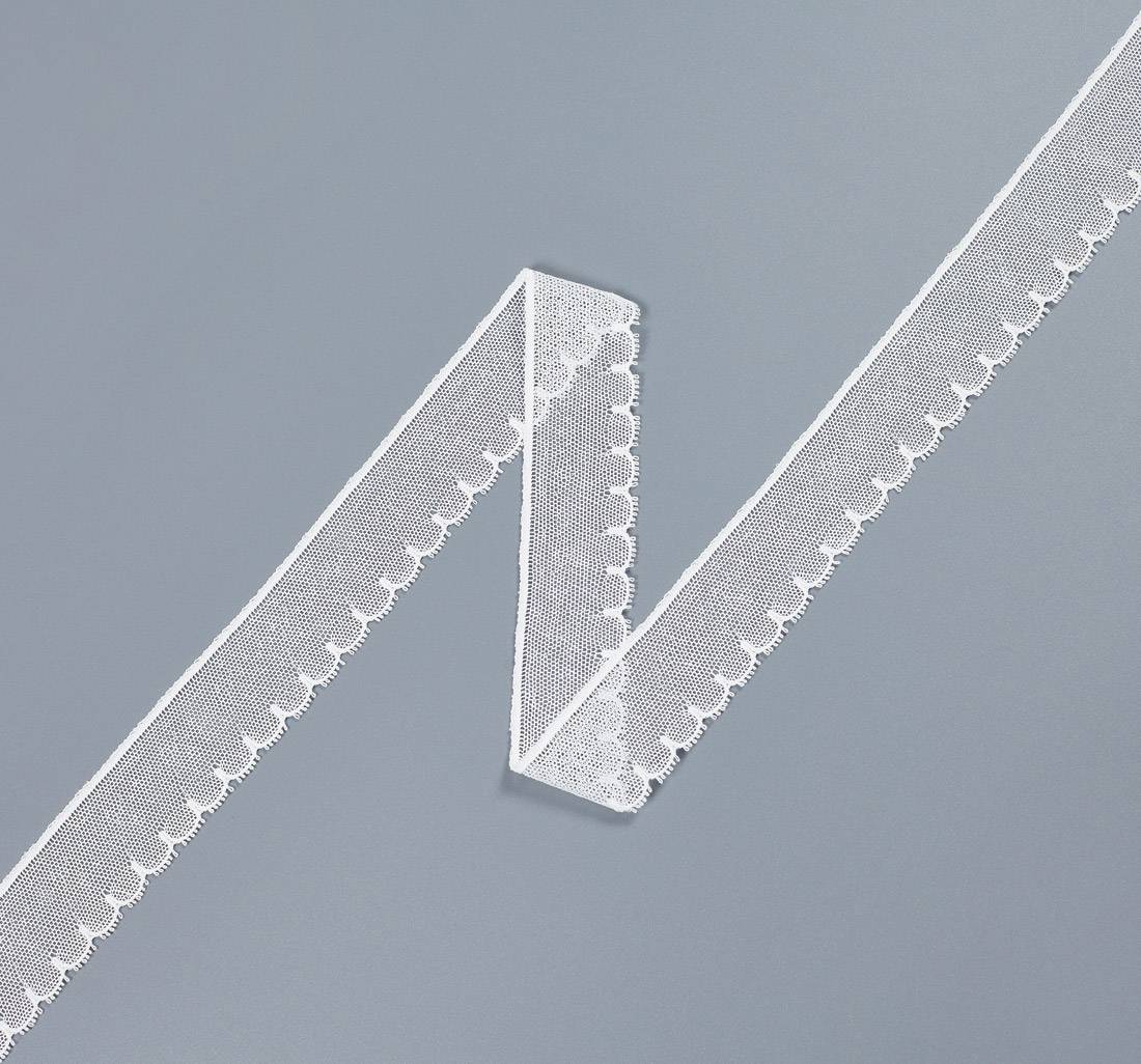 Тесьма кружевная из хлопка. Мелкая сетка бобинет, фестоны по краю. Цвет молочный в наличии