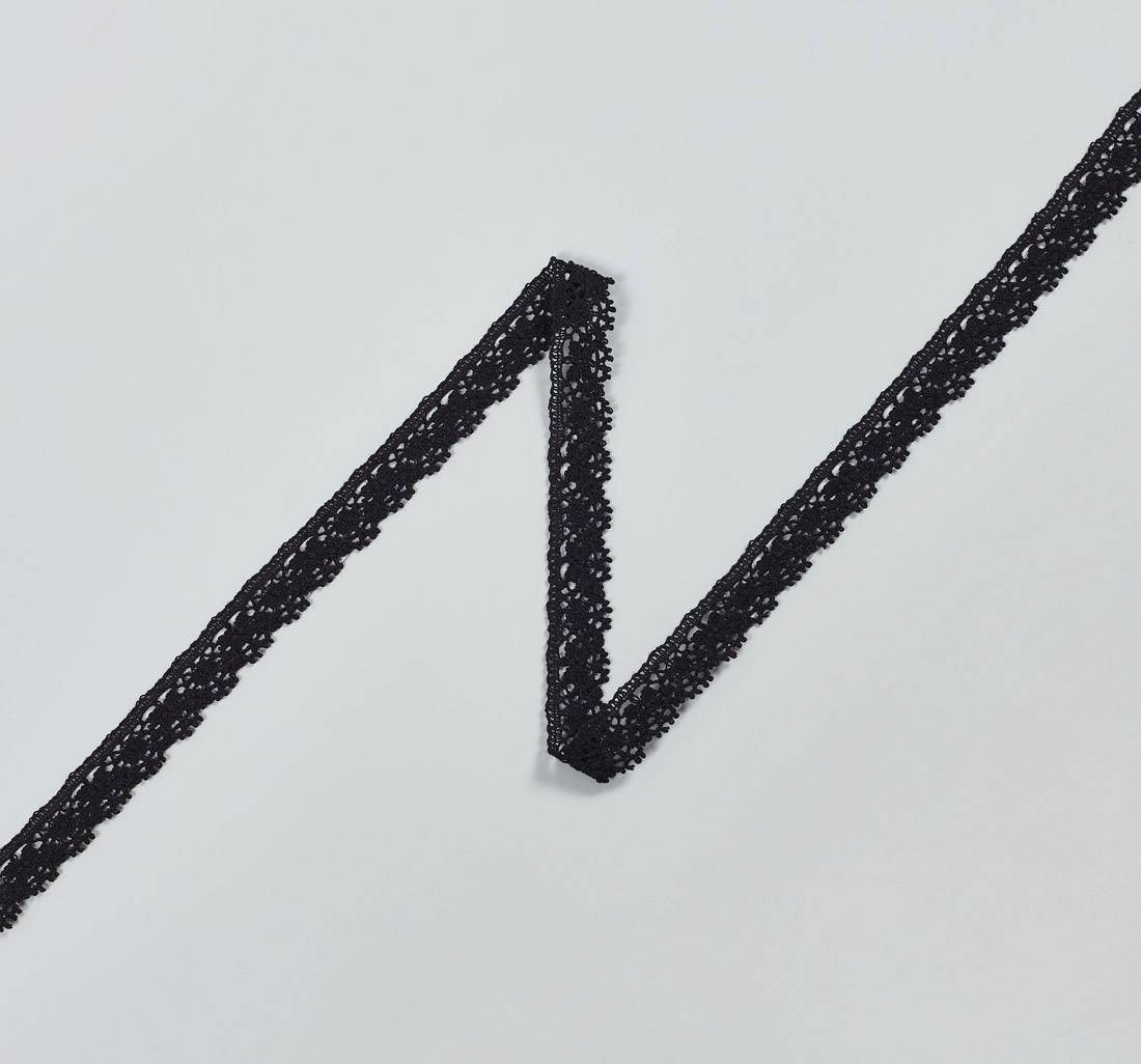 Тесьма кружевная из хлопка. Маленькие банты-бабочки на ажурном фоне. Фестоны по краю. Цвет черный в наличии