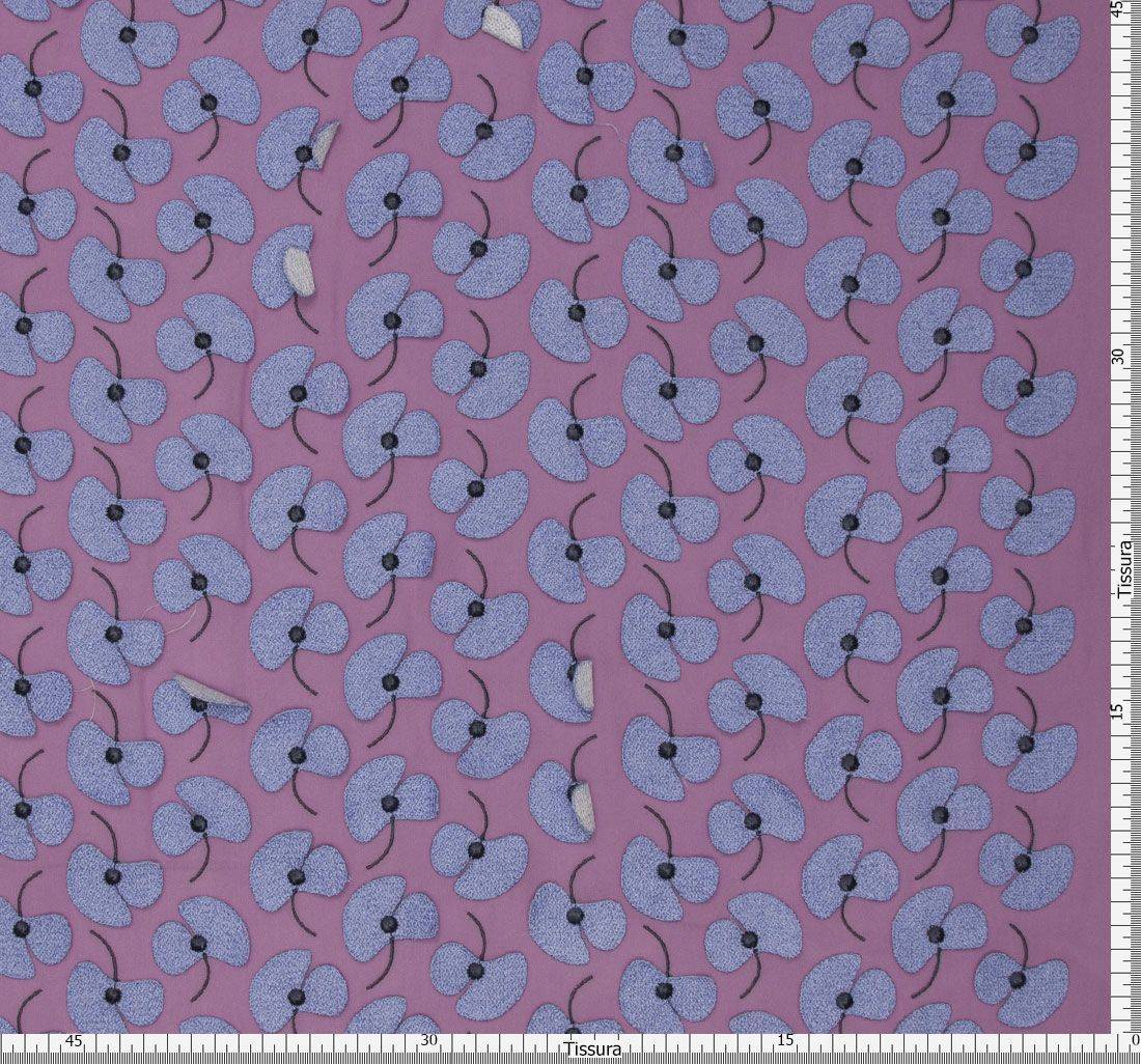 Ткань вышитая, украшенная хлопчатобумажными аппликациями в технике "суперналожение". Цвет основы: сереневый. Цвет вышовки: голубой. в наличии