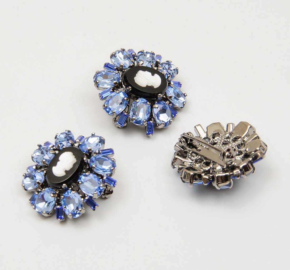 Брошь-камея со стразами Swarovski в наличии