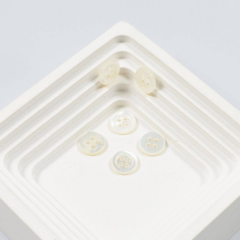 Пуговица перламутровая белая из сорта раковин Mother of pearl в наличии