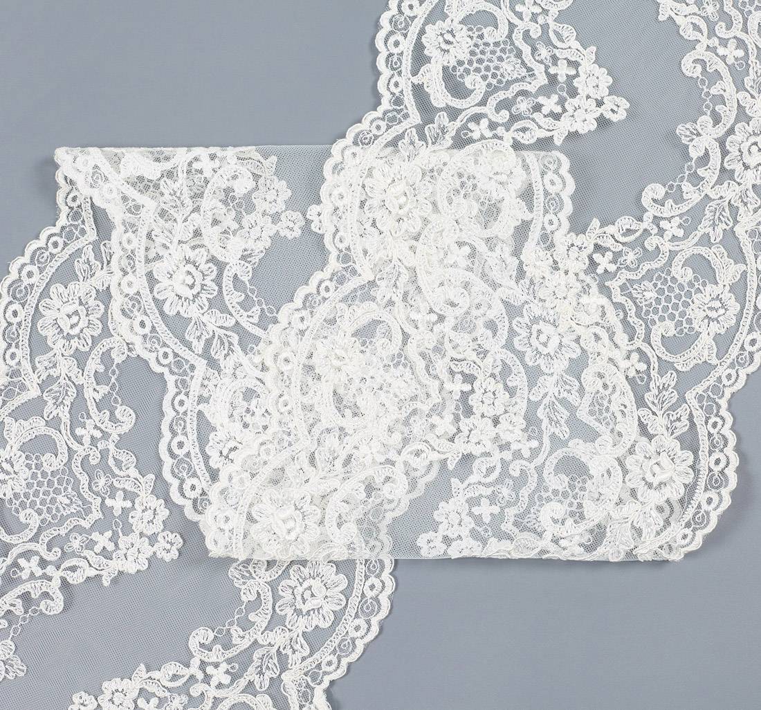 Тесьма кружевная вышитая, кордовая. Фестоны по обеим сторонам. Цвет молочный в наличии