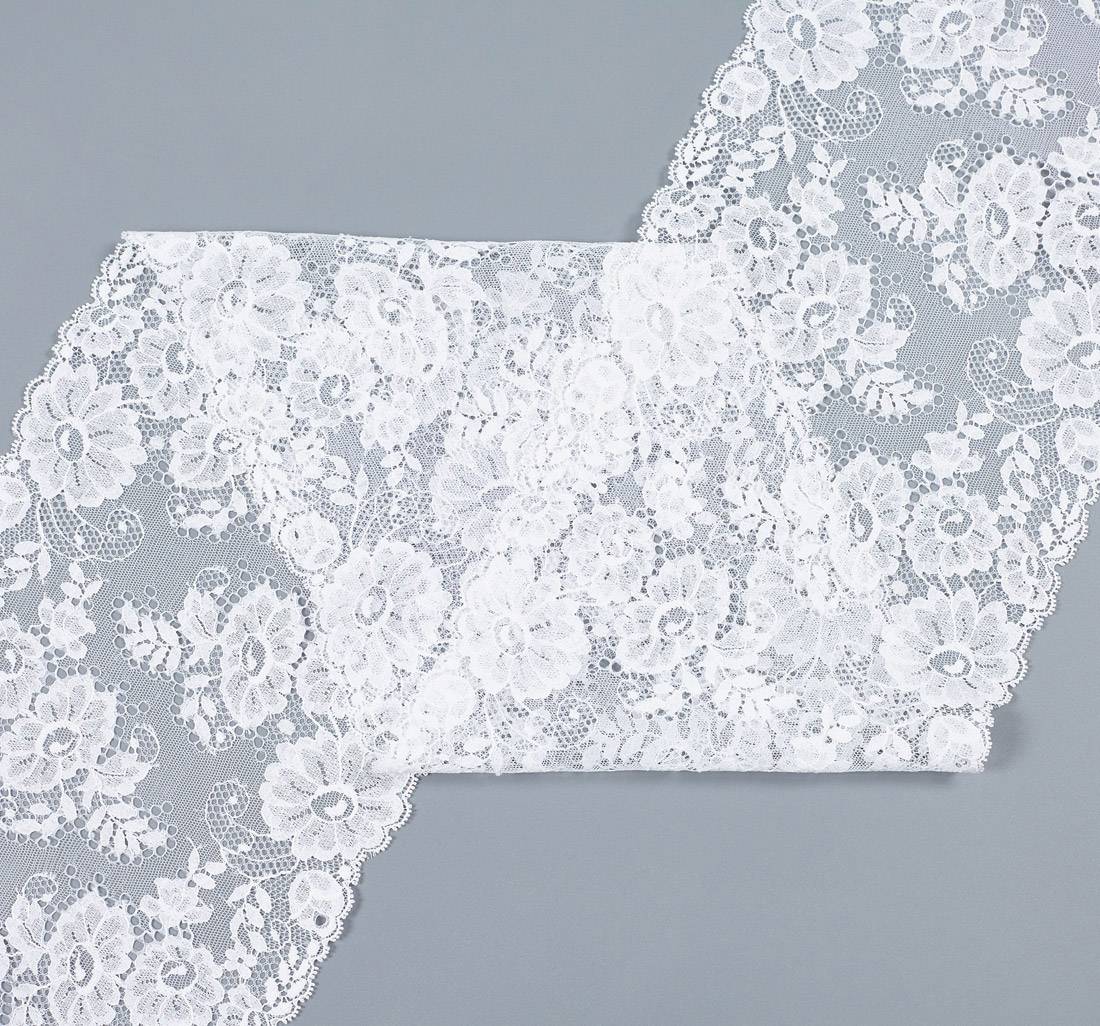 Тесьма кружевная, цветочный узор,  сложная сетчатая основа. Цвет белый в наличии