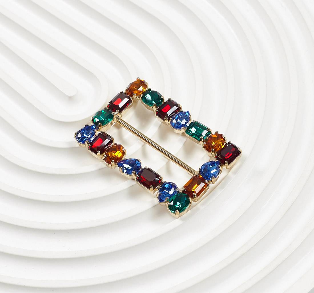 Пряжка металлическая, декорированная кристаллами Swarovski в наличии