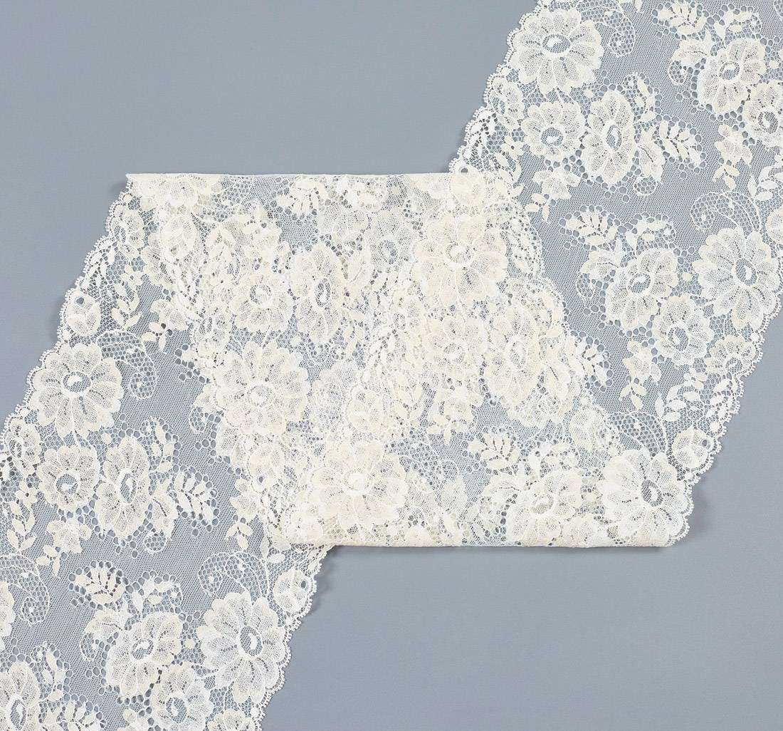 Тесьма кружевная, цветочный узор, сложная сетчатая основа. Цвет "экрю" в наличии