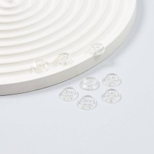 Пуговица из прозрачного пластика на 4 прокола в наличии