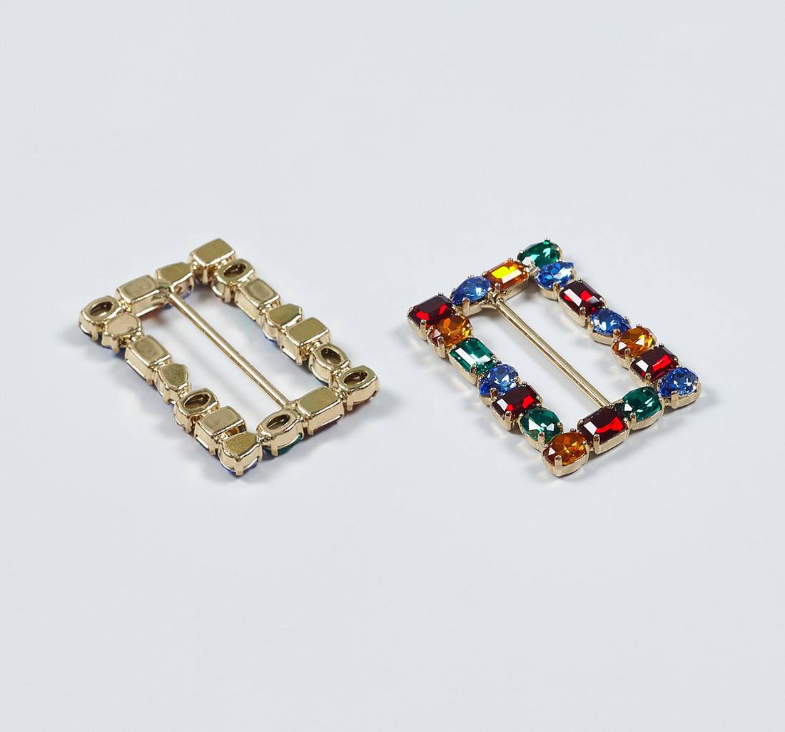 Пряжка металлическая, декорированная кристаллами Swarovski в наличии