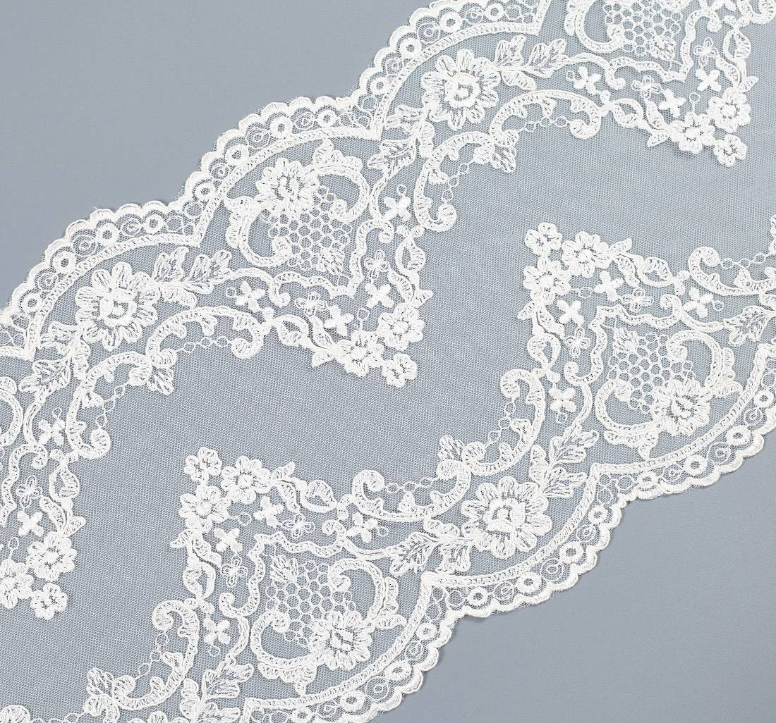 Тесьма кружевная вышитая, кордовая. Фестоны по обеим сторонам. Цвет молочный в наличии