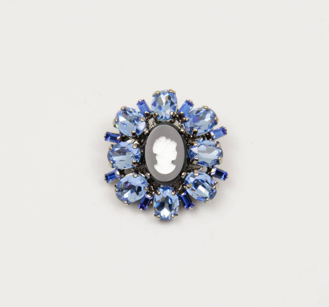 Брошь-камея со стразами Swarovski в наличии