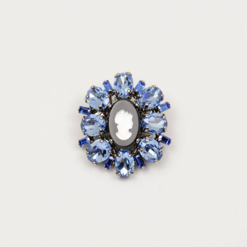Брошь-камея со стразами Swarovski в наличии