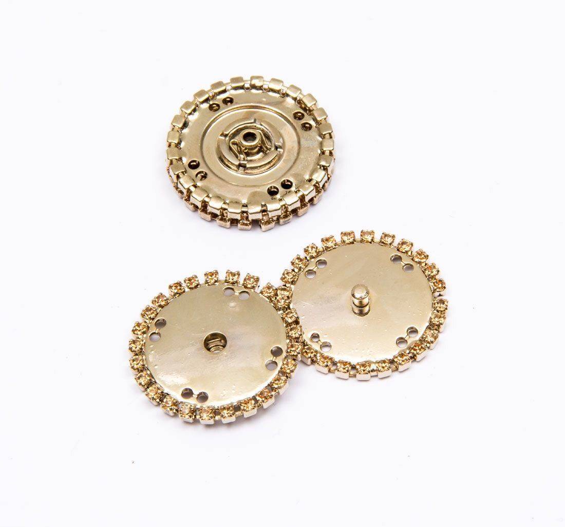 Кнопка металлическая с кристаллами в наличии