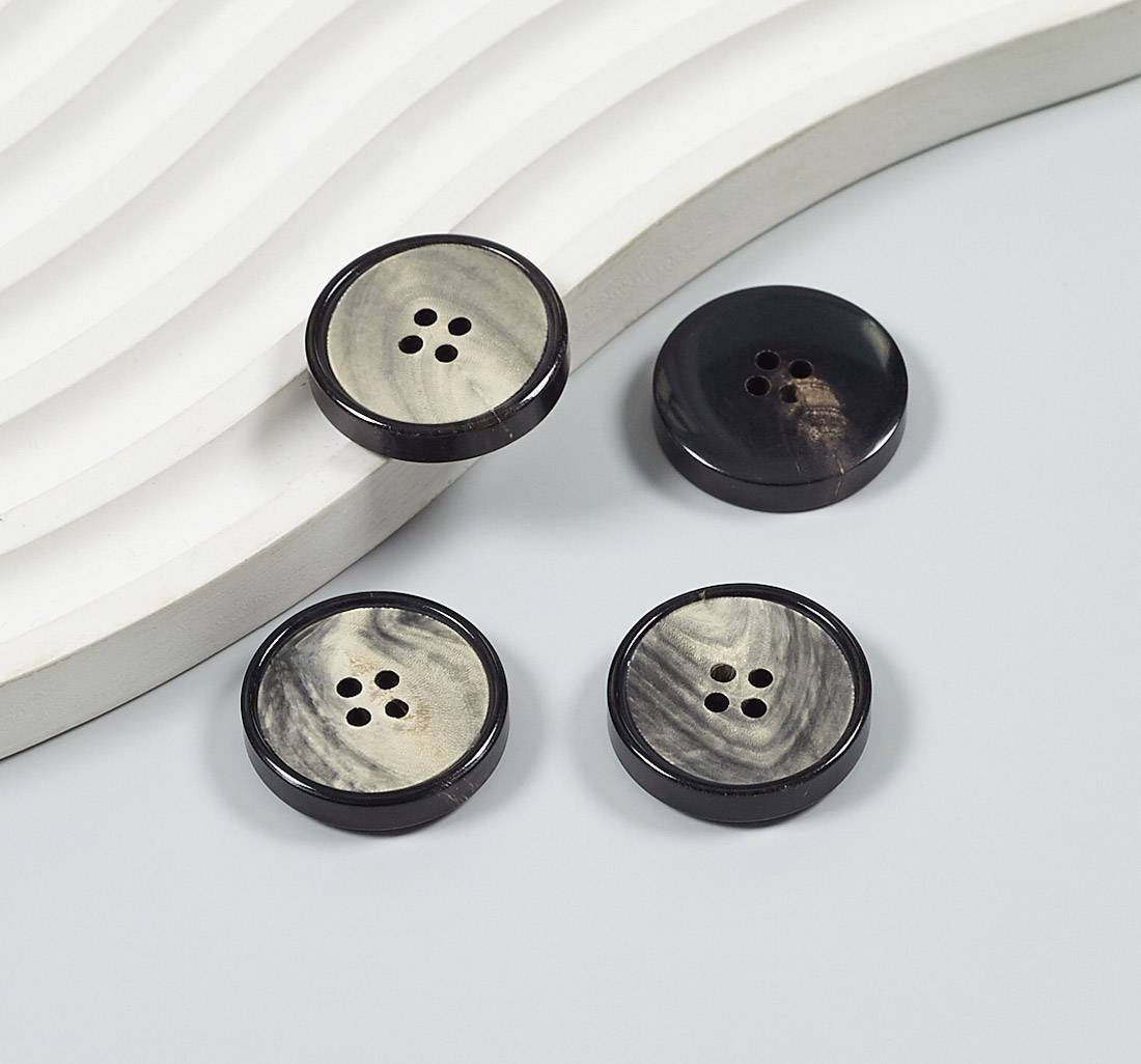 Пуговица на 4 прокола из натурального рога, блестящая серо-графитовая с черным ободком в наличии