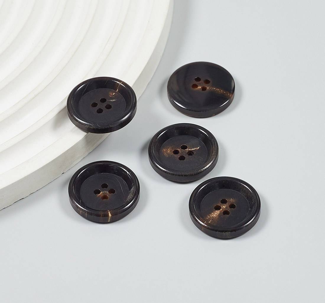 Пуговица из натурального рога, глянцевая. Цвет темно-коричневый в наличии