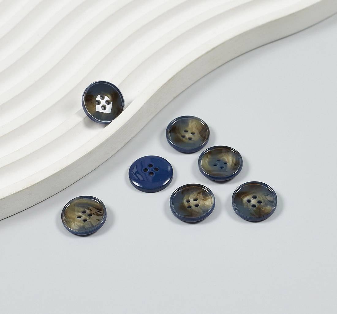 Пуговица пластмассовая на 4 прокола, блестящая. Имитация натурального рога. Цвет серо-синий в наличии