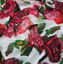 Шифон белого цвета шелковый в стиле До́льче и Габба́на (Dolce & Gabbana) в ярких красных розах в наличии