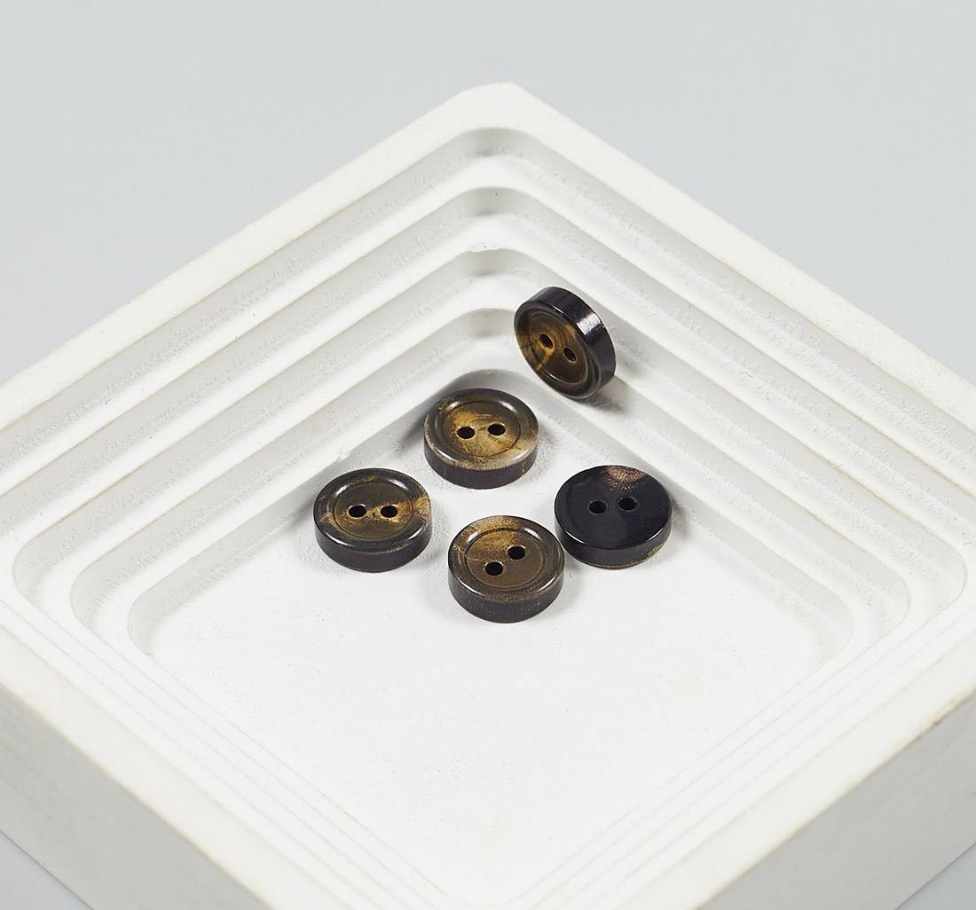 Пуговица на 2 прокола из натурального рога, блестящая. Цвет коричневый в наличии