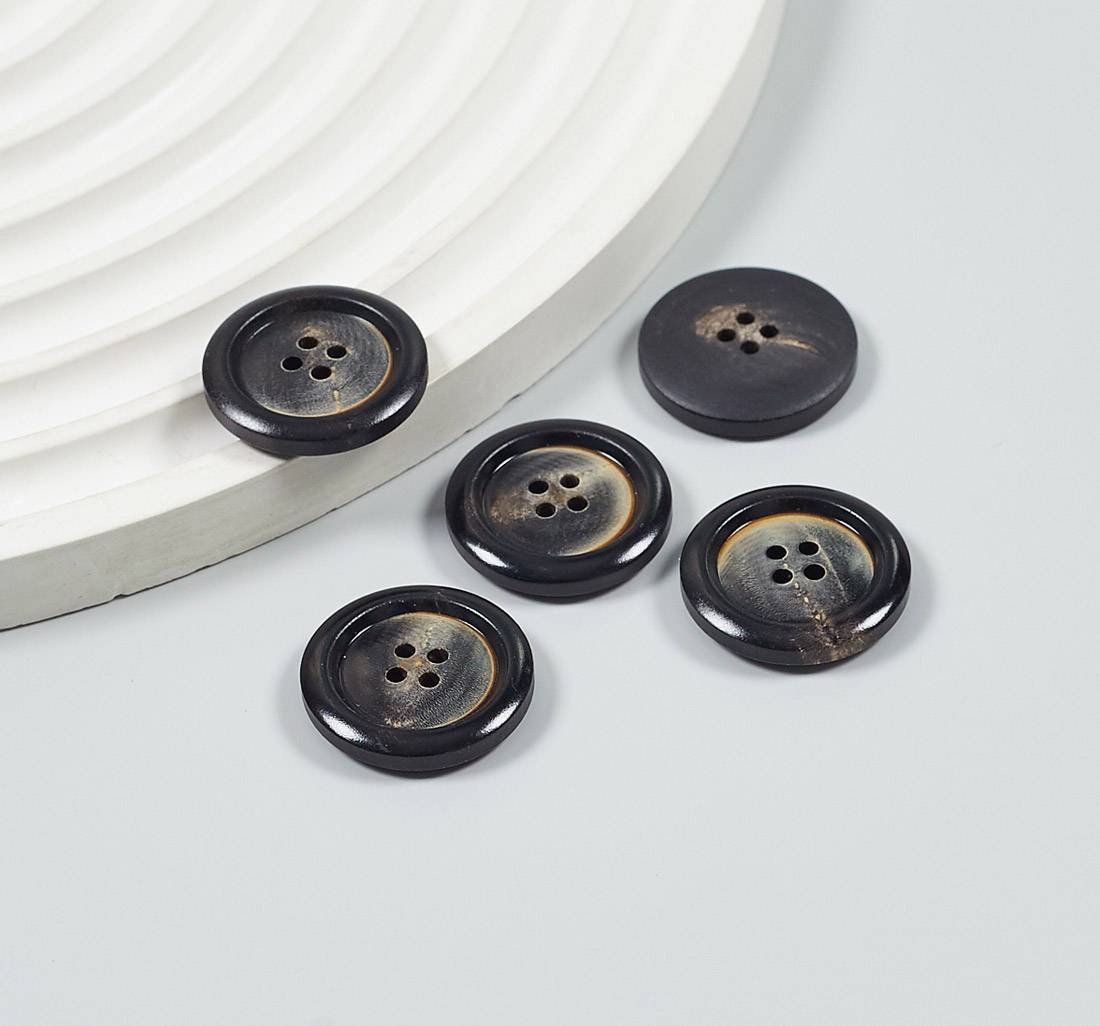 Пуговица на 4 прокола из натурального рога, глянцевая. Цвет коричневый в наличии