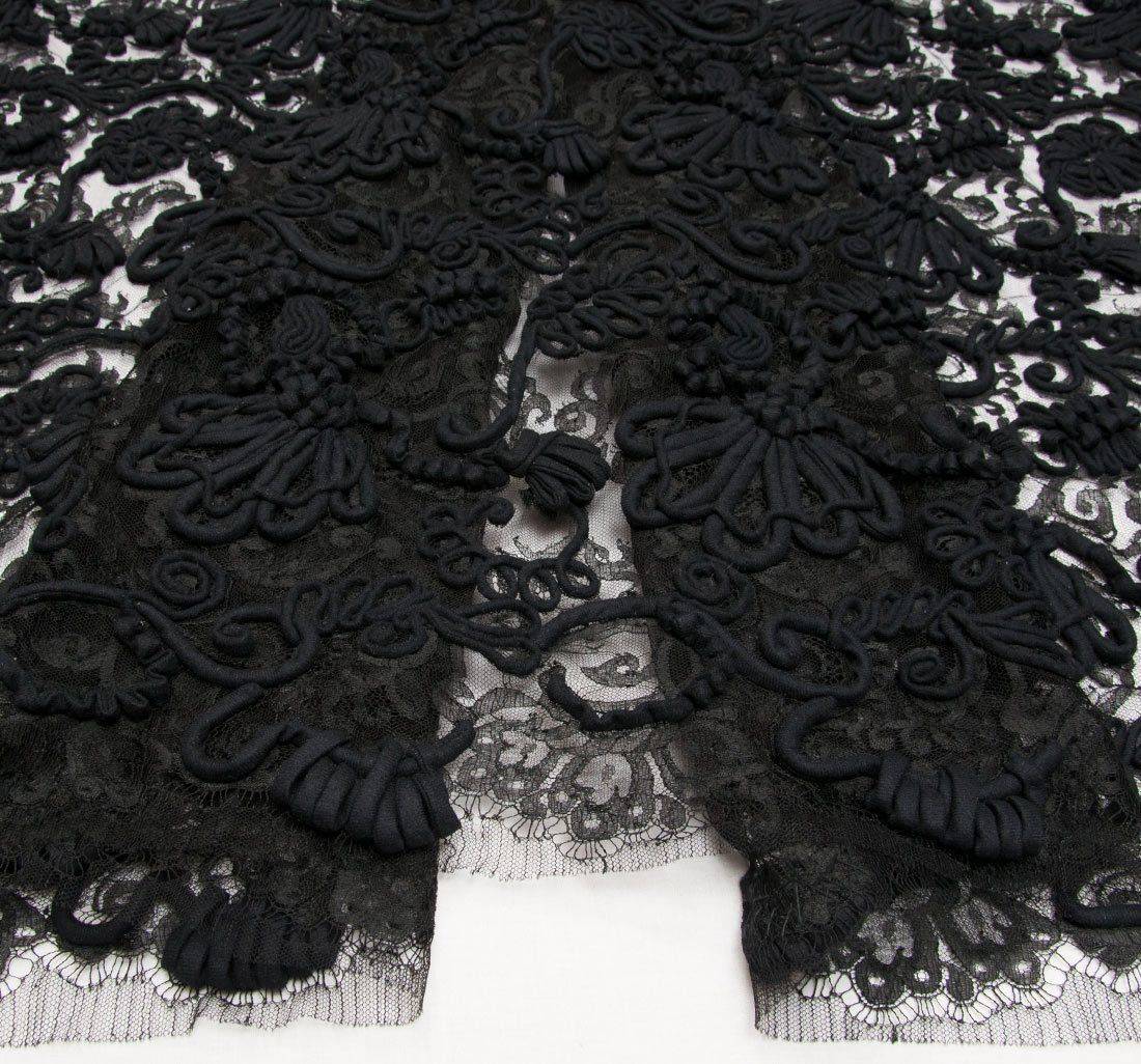Ткань Кружево расшитое шнуром из полиамида Основа: кружево из искусственного шелка Цвет: черный. Цвет отделочного шнура: черный в наличии
