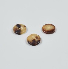Пуговица на 4 прокола из натурального рога, блестящая, рифленый гурт. Цвет светло-коричневый в наличии