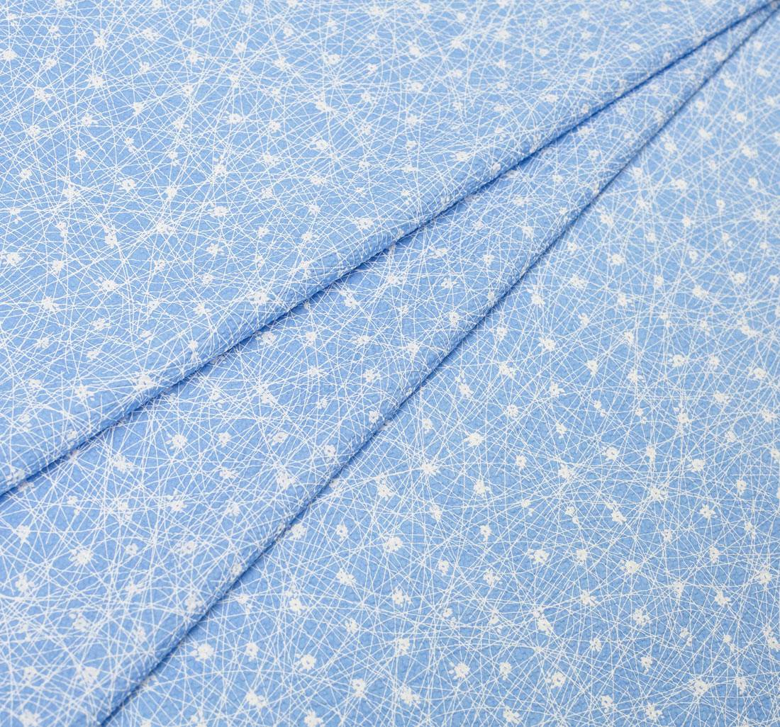 Хлопок-клоке с белым абстрактным рисунком на голубом фоне, эффект "делаве" в наличии