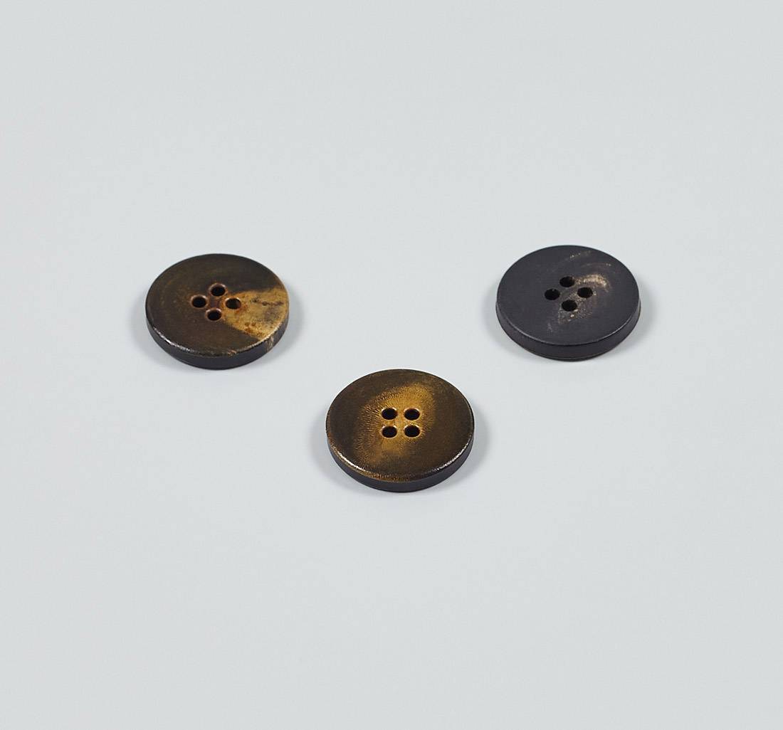 Пуговица на 4 прокола из натурального рога, глянцевая. Цвет коричневый в наличии