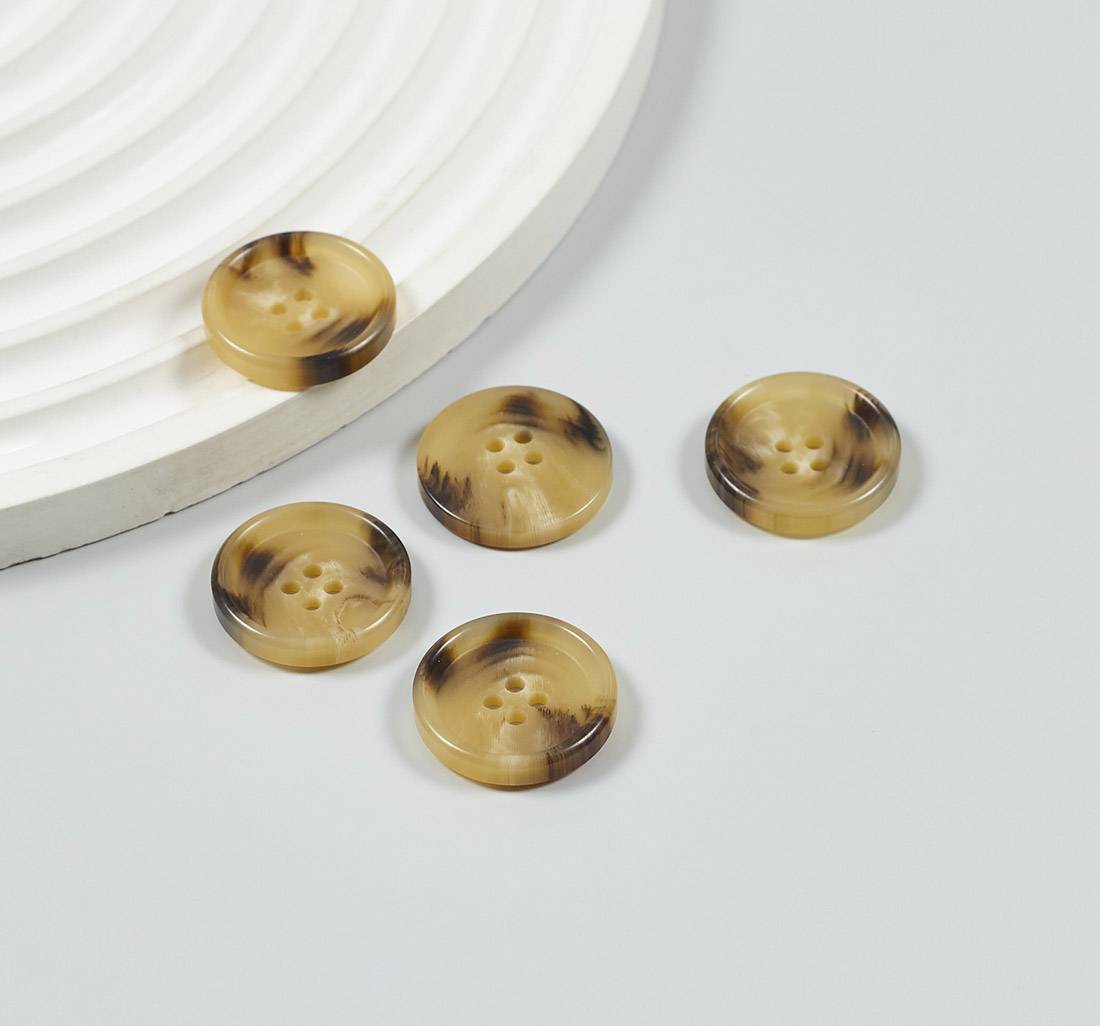 Пуговица пластмассовая на 4 прокола. Имитация натурального рога. Цвет светло-коричневый в наличии