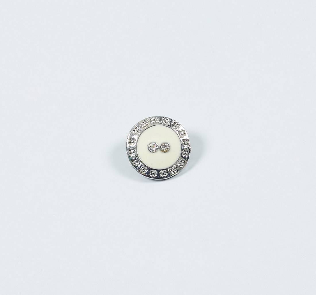 Пуговица металлическая на ножке, декорированная эмалью и кристаллами Swarovski. Цвет серебро/белый в наличии