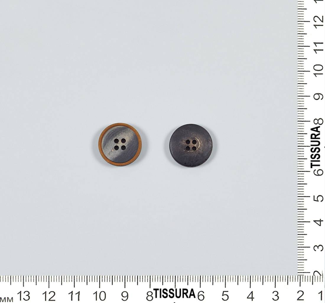 Пуговица матовая серо-графитового оттенка с разводами с коричневым ободком на 4 прокола из натурального рога в наличии