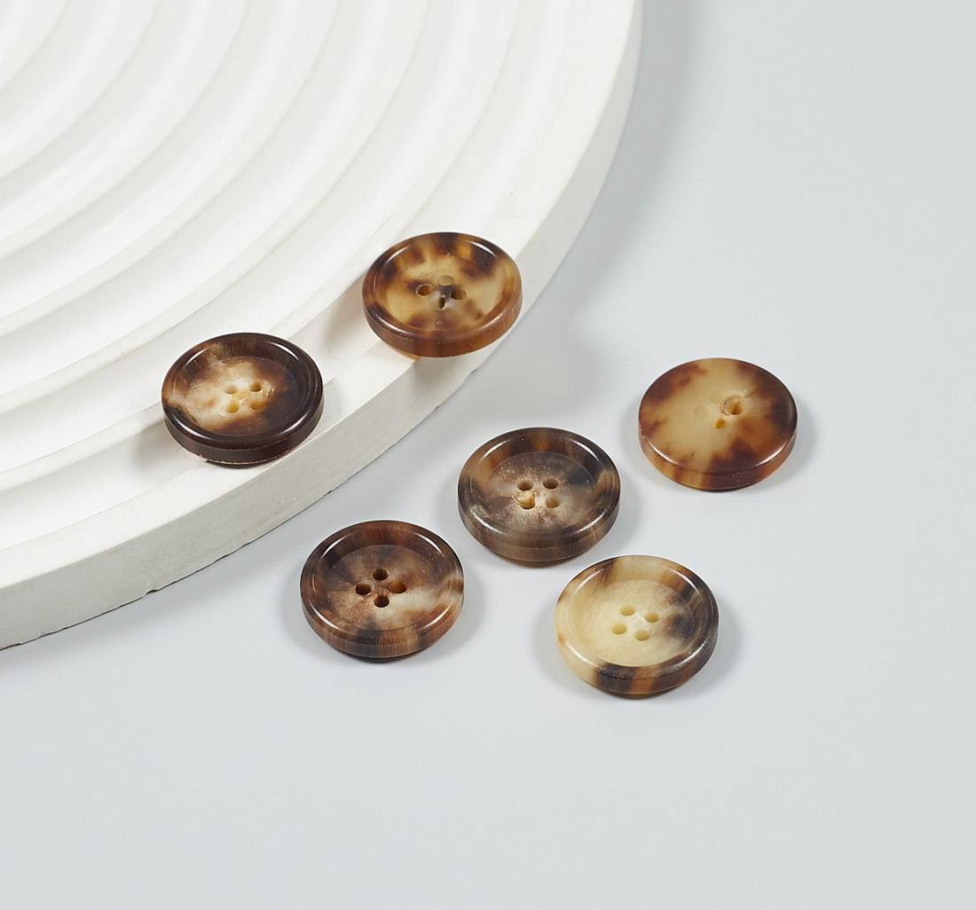 Пуговица из натурального рога, глянцевая. Цвет светло-коричневый в наличии