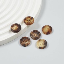 Пуговица из натурального рога, глянцевая. Цвет светло-коричневый в наличии