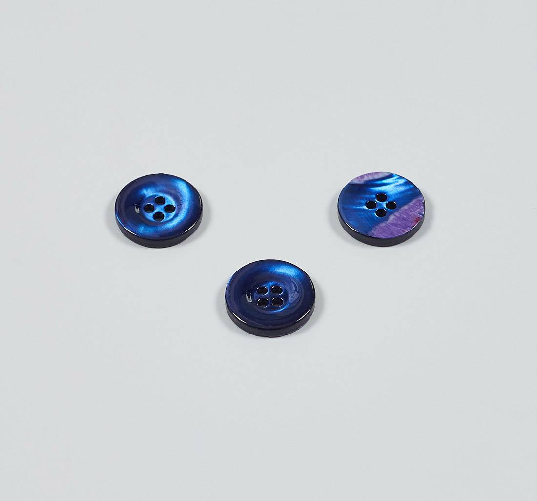 Пуговица перламутровая (трокас) на 4 прокола. Цвет темно-синий в наличии