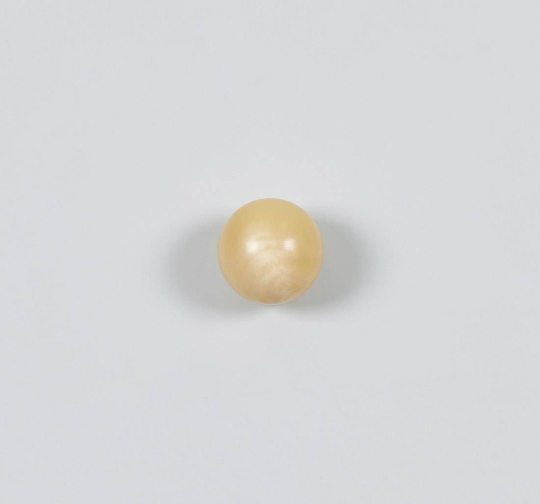 Пуговица пластмассовая, блестящая, шар с ушком, имитация натурального рога. Цвет бежевый в наличии