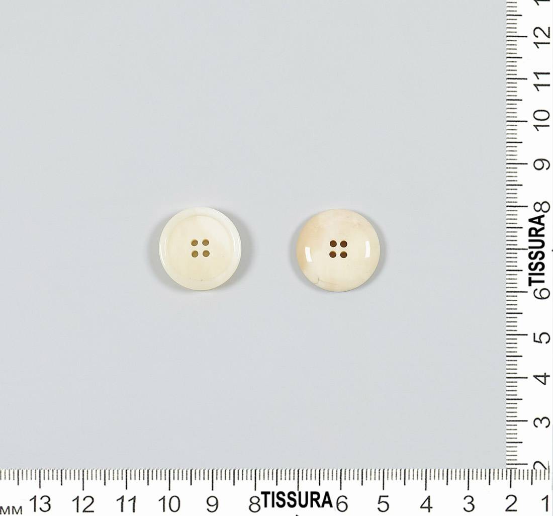 Пуговица на 4 прокола, костяная, блестящая. Цвет "слоновая кость" в наличии