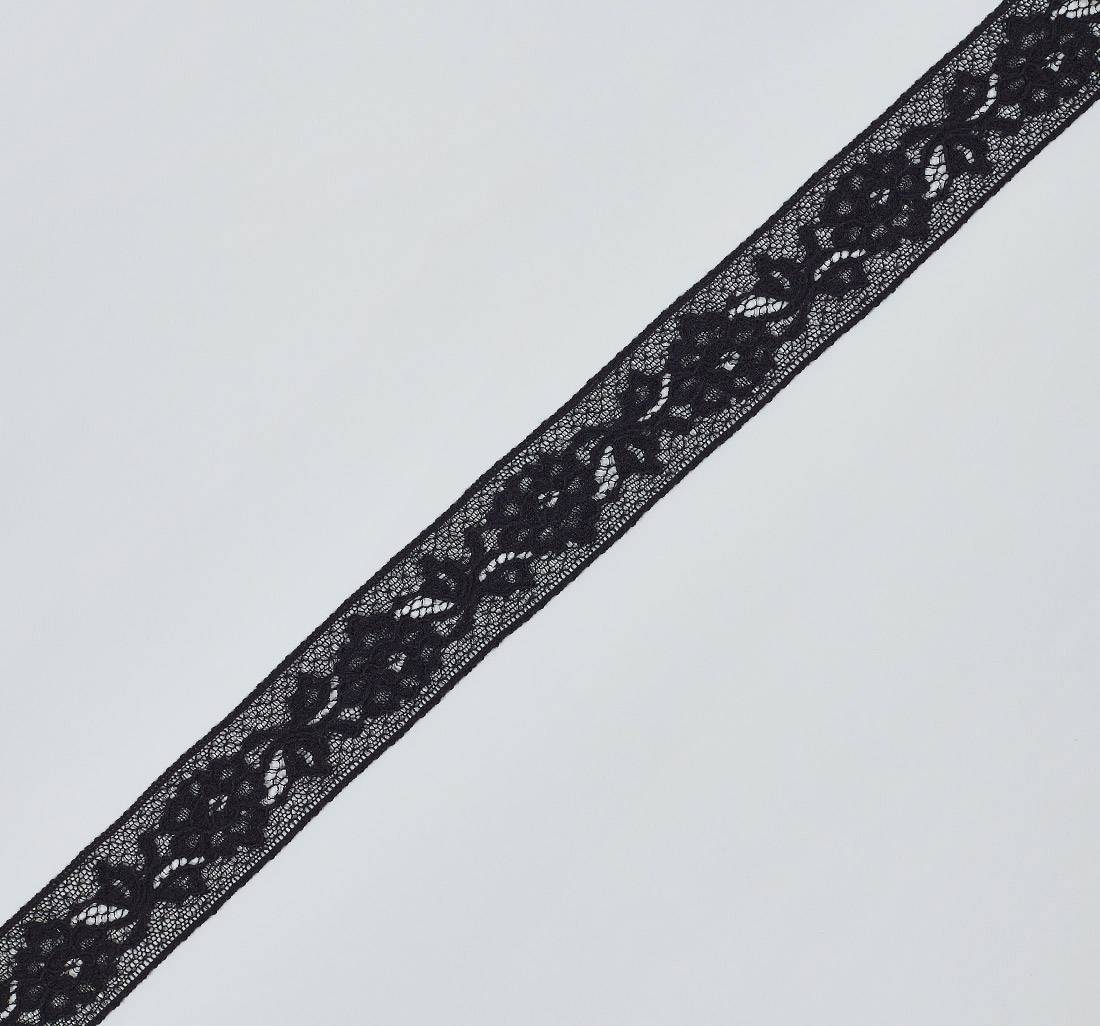 Черная тесьма кружевная кордовая из хлопка с распустившимися цветами и пышными листьями в наличии