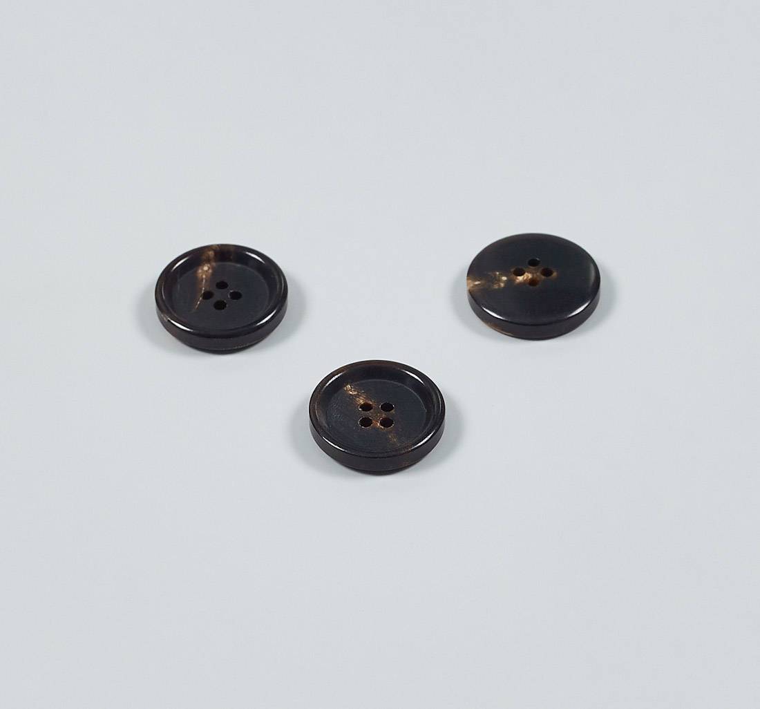 Пуговица из натурального рога, глянцевая. Цвет темно-коричневый в наличии