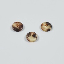 Пуговица на 4 прокола из натурального рога, блестящая, рифленый гурт. Цвет светло-коричневый в наличии