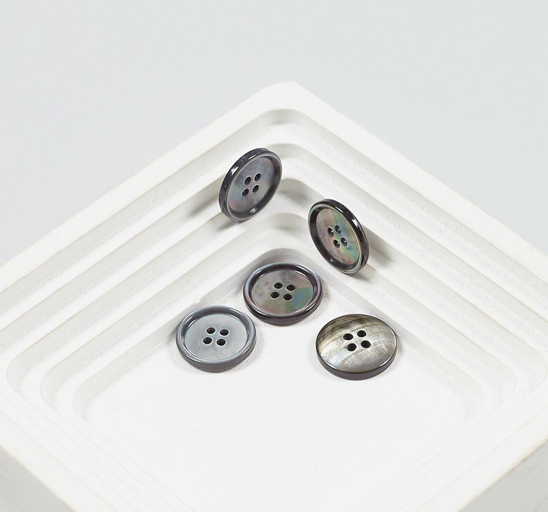 Пуговица перламутровая, блестящая на 4 прокола. Цвет темно-серый в наличии