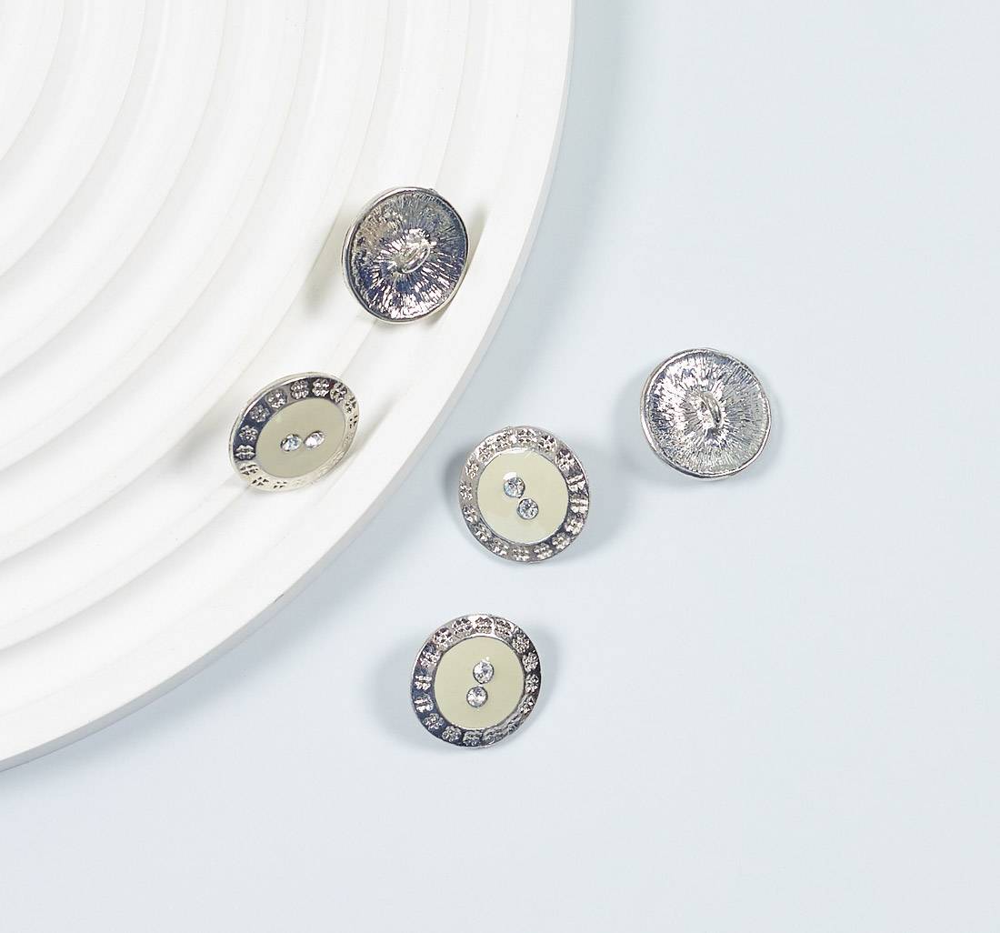 Пуговица металлическая на ножке, декорированная эмалью и кристаллами Swarovski. Цвет серебро/слоновая кость в наличии