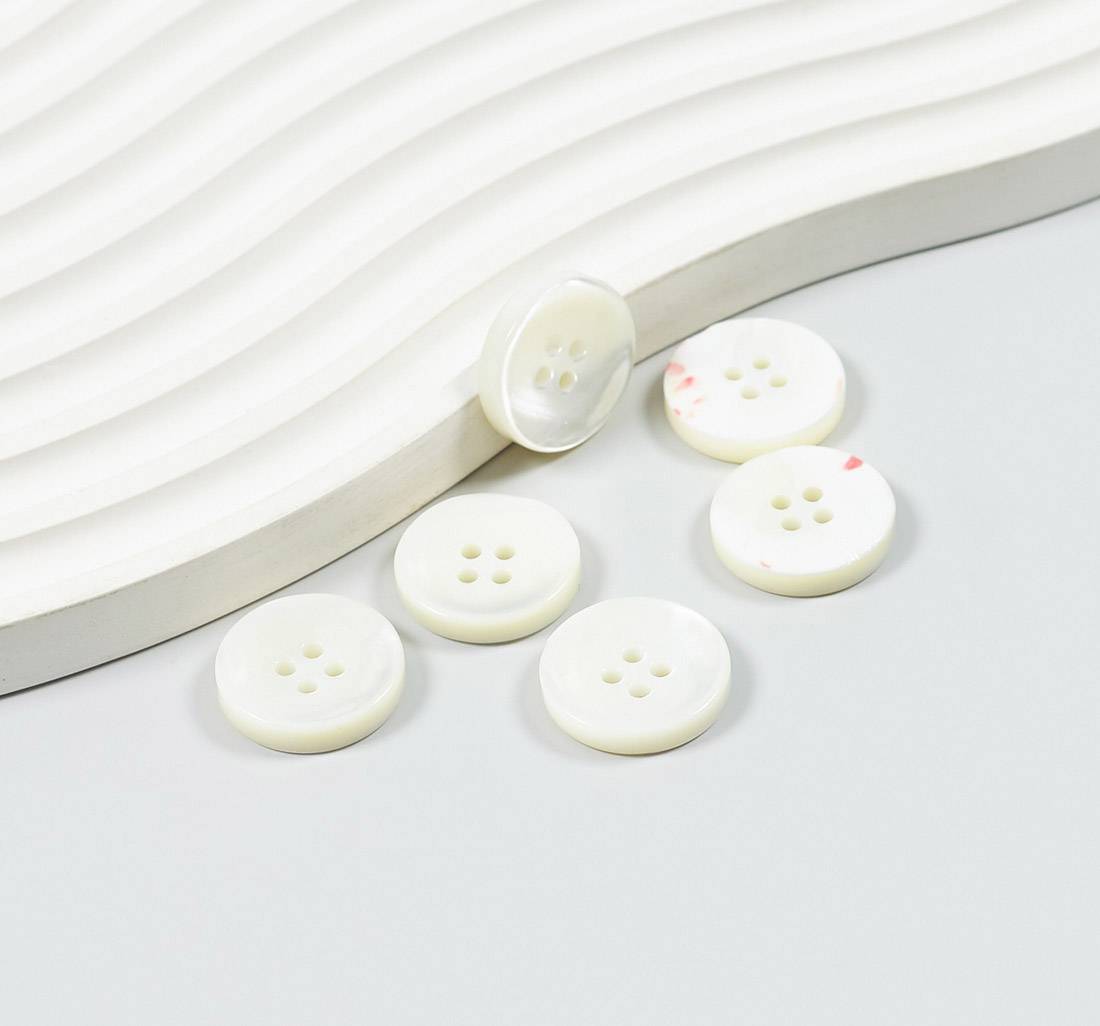 Пуговица перламутровая (трокас), блестящая, на 4 прокола, матовая. Цвет белый в наличии